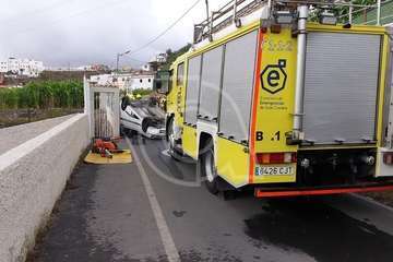 Un turismo vuelca a la salida de Tara (Foto TA)